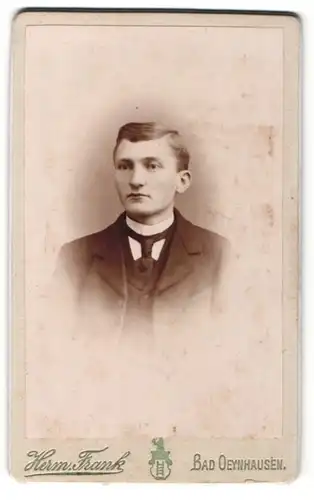 Fotografie Herm. Frank, Bad Oeynhausen, Portrait hübscher junger Mann in Krawatte und Jackett