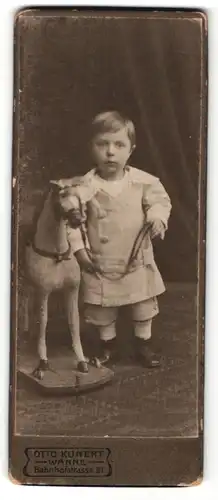 Fotografie Otto Kunert, Wanne, Portrait süsses Kleinkind mit Spielzeugpferd
