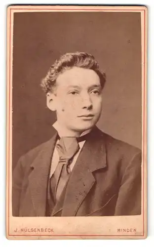Fotografie J. Hülsenbeck, Minden i. W., Portrait junger Mann in Krawatte und Jackett
