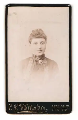 Fotografie C. J. Whittaker, Penrith, Portrait schöne junge Frau mit Blumenbrosche am Blusenkragen