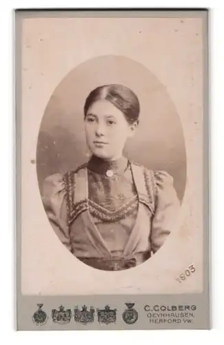 Fotografie C. Colberg, Bad Oeynhausen, Portrait bildschönes Fräulein mit Brosche am Blusenkragen