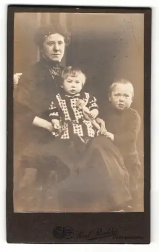 Fotografie Paul Peschke, Obernkirchen, Portrait stlze Mutter mit zwei bildhübschen Kleinkindern