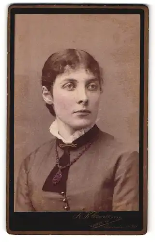 Fotografie R. Kleemann, Minden i / W., Portrait hübsche Dame in zeitgenössischer Kleidung