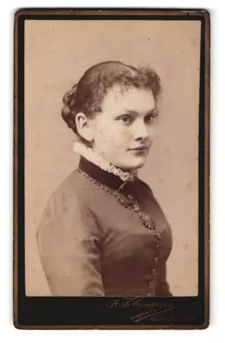 Fotografie R. Kleemann, Minden i / W., Portrait junge Dame mit Flechtfrisur und Halskette