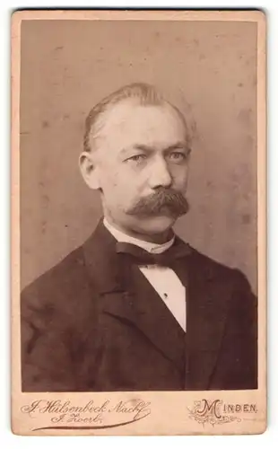 Fotografie J. Hülsenbeck Nachf., Minden, Portrait eleganter Herr mit Fliege und Schnauzbart