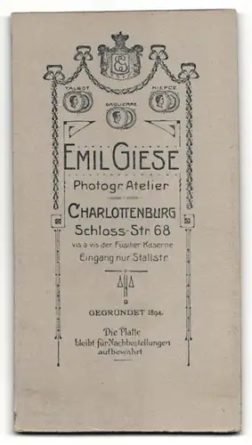 Fotografie Emil Giese, Berlin-Charlottenburg, Portrait niedliches Kleinkind im weissen Kleid mit Herzkette