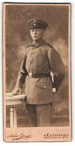 Fotografie Atelier Strauss, Leipzig, Portrait Soldat in Uniform mit Schirmmütze
