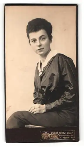 Fotografie Emil Tesch, Jena, Portrait junge Dame in hübscher Bluse mit Kragenbrosche