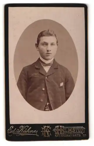 Fotografie Ed. Kühne, Helmstedt, Portrait junger Herr in modischer Kleidung mit Fliege
