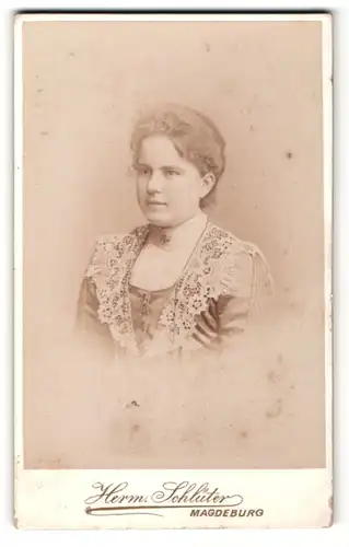 Fotografie Herm. Schlüter, Magdeburg, Portrait junge Dame im eleganten Spitzenkleid