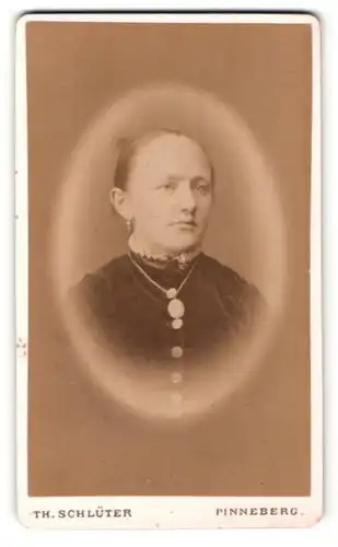 Fotografie Th. Schlüter, Pinneberg, Portrait junge Dame mit zurückgebundenem Haar