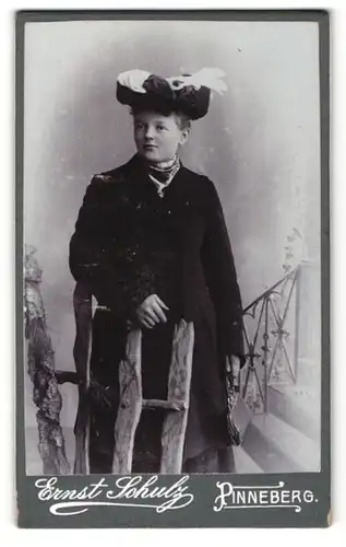 Fotografie Ernst Schulz, Pinneberg, Portrait elegant gekleidete Dame mit Hut an Zaun gelehnt