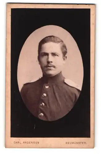 Fotografie Carl Andersen, Neumünster, Portrait Soldat in Uniform