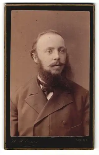 Fotografie W. H. Esser, Mainz, Portrait modisch gekleideter Herr mit Fliege und Vollbart