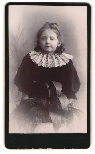 Fotografie E. L. Frazier, Sparkbrook, Portrait kleines Mädchen im hübschen Kleid mit Spitzenkragen