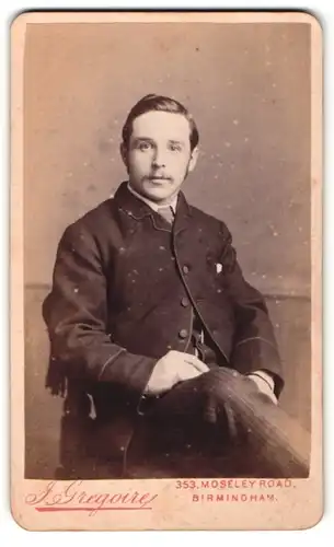 Fotografie J. Gregoire, Birmingham, Portrait sitzender Herr in modischer Kleidung