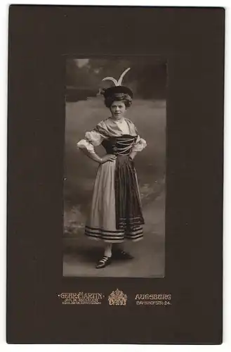 Fotografie Gebr. Martin, Augsburg, Portrait Junge Frau in Tracht