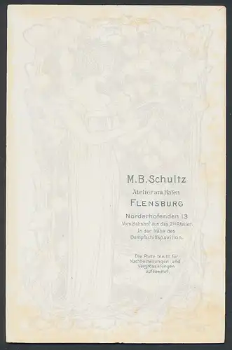 Fotografie M.B. Schultz, Flensburg, Jugendstil-Darstellung Dame im leichten kleid von Blumen umgeben
