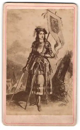 Fotografie Portrait Jeanne d'Arc mit Schwert und Standarte