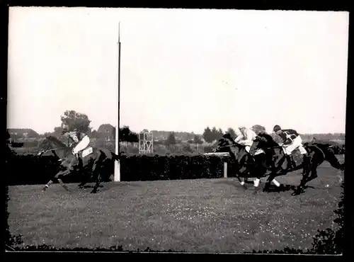 Fotografie Ansicht Berlin-Karlshorst, Sieger des Hauptrennens Leutnant Krieger auf Handschar 1939