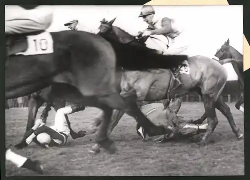 Fotografie Ansicht Molesey, Moulsey Hurst, R.E. Sassoon Gedenkrennen 1939, L.E. Stoddart stürzt, Pferderennen