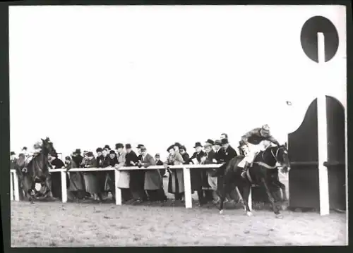 Fotografie Ansicht Epsom, Pferderennen Grand National 1939, Sieger Workman am Zielpfosten