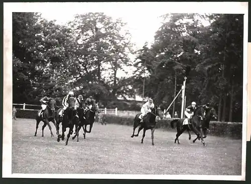 Fotografie Ansicht Hoppegarten, Union-Rennen 1941, Start zum Hauptrennen, späterer Sieger Magnat