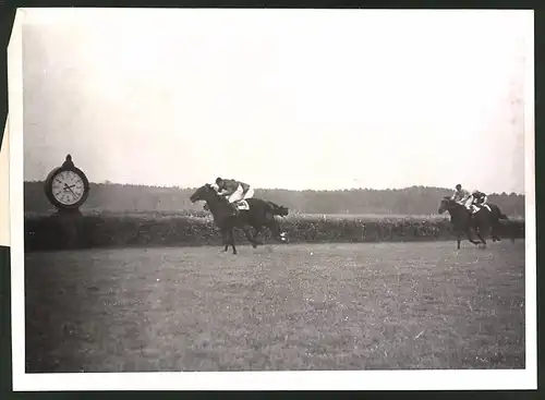 Fotografie Ansicht Hoppegarten, Union-Rennen 1941, Magnat aus dem Schlenderhaner Gestüt geht als erster durchs Ziel