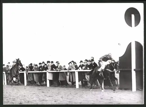 Fotografie Ansicht Epsom, Pferderennen Grand National 1939, Workman siegt vor Macmoffat