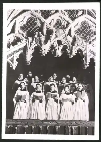 Fotografie Fotograf unbekannt, Ansicht Canterbury, Sängerknaben in der Canterbury-Kathedrale üben für Weihnachten 1938