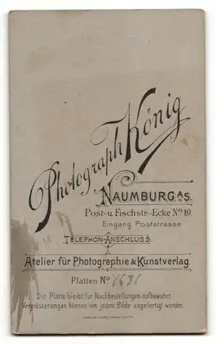 Fotografie Carl König, Naumburg a. S., Portrait Studentmit Zwicker und Mütze