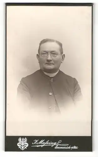 Fotografie Atelier Massing, Emmerich, Portrait Geistlicher mit Brille