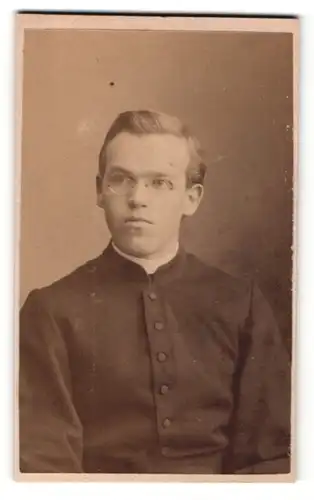 Fotografie unbekannter Fotograf und Ort, Portrait junger Geistlicher mit Brille