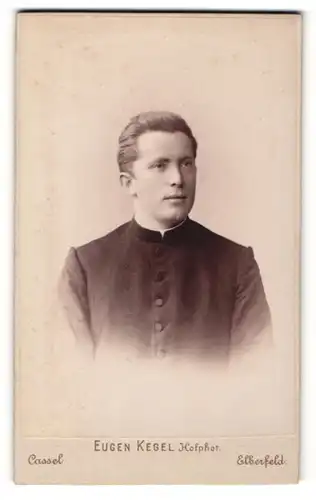 Fotografie Eugen Kegel, Cassel, Portrait Geistlicher in schwarzer Kleidung