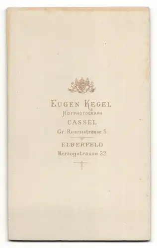 Fotografie Eugen Kegel, Cassel, Portrait Geistlicher in schwarzer Kleidung