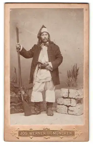 Fotografie Jos. Werner, München, Mann im Faschingskostüm mit gewehr & Pistole
