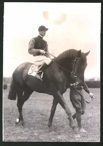 Fotografie Fotograf unbekannt, Ansicht Hoppegarten, Pferderennen Henkelrennen 1939, Jockey Streit auf Pferd Wehr-Dich