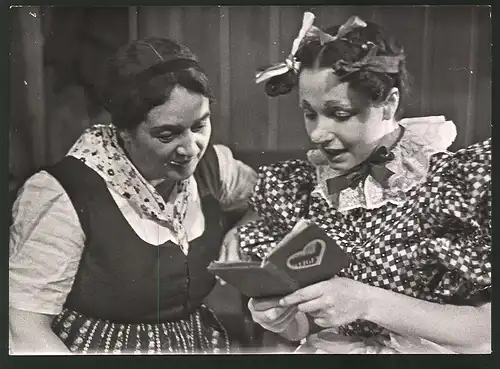 Fotografie Schauspielerinnen Anna Zötsch und Herta Agostini, Theaterstücke Liebe wie's im Büchl steht 1939
