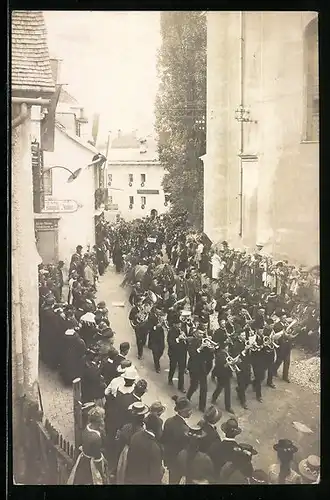 AK Saalfelden, Eine Musikkapelle zieht durch die Strassen der Stadt