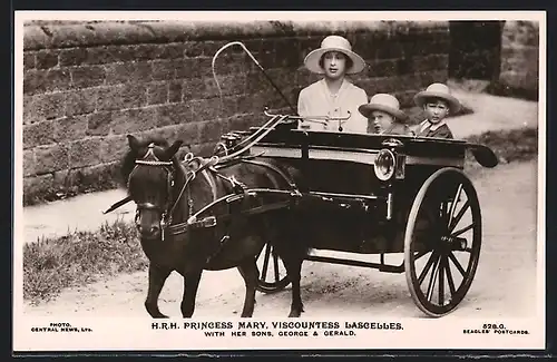 AK Prinzessin Mary von England mit ihren Söhnen George und Gerald während einer Kutschfahrt