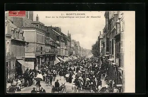 AK Montlucon, Rue de la Republique un jour de Marche