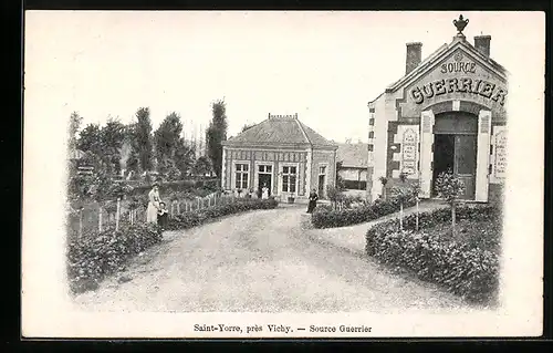 AK Saint-Yorre, Source Guerrier vom Weg aus mit Besuchern
