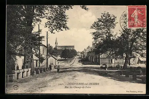 AK Dompierre-sur-Besbre, Rue du Champ-de-Foire