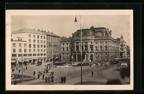 AK Bratislava, Strassenbahn und Passanten auf einem städtischen Platz