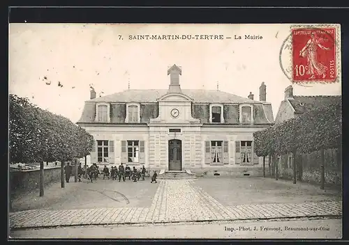 AK Saint-Martin-du-Tertre, La Mairie, Passanten vor Rathaus