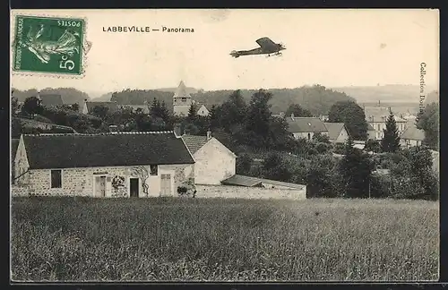 AK Labbeville, Panoramaansicht mit Flugzeug über der Kirche
