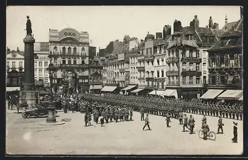 AK Lille, Aufmarsch der Soldaten auf dem Platz, Denkmal, Hotel Allidel du Centre