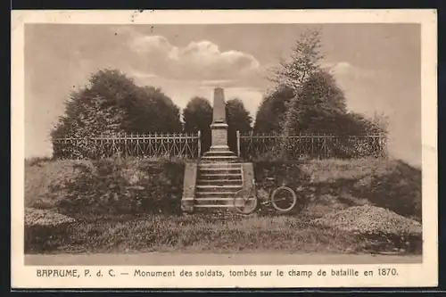 AK Bapaume, Monument des soldats, tombes sur le champ de bataille en 1870