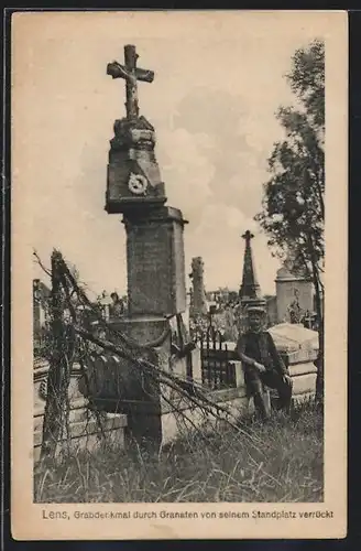 AK Lens, Grabdenkmal durch Granaten von seinem Standplatz verrückt