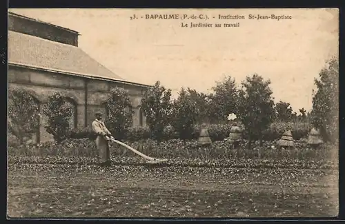 AK Bapaume, Institution St-Jean-Baptiste, Le Jardinier au travail